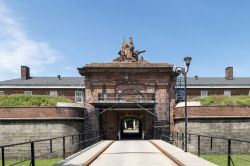 
Sally Port a Fort Jay su Governors Island, New York - Il suggestivo ingresso alla fortificazione di Fort Jay a cui si può accedere dopo aver percorso una passerella pedonale © ...