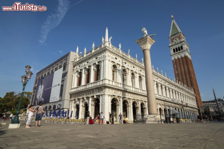 Immagine E' sicuramente una delle biblioteche più fotografate al mondo, grazie alla sua magnifica posizione in p azzetta San Marco- © saaton / Shutterstock.com