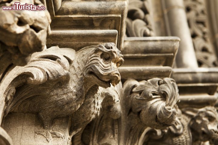 Immagine Particolare dei gargoyle a testa di drago della Cattedrale di St GIles a Edimburgo - © Matt Ragen / Shutterstock.com