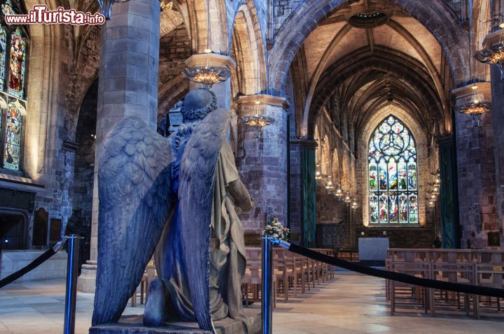 Immagine I magici interni della Cattedrale gotica di St. Giles, lungo il Miglio Reale di Edimburgo - © M.V. Photography / Shutterstock.com