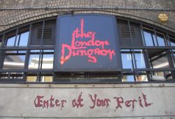 Insegna al London Dungeon, Londra - "Enter at your peril" ovvero "entrate a vostro rischio e pericolo". Lascia ben poco spazio all'immaginazione l'insegna di benvenuto ...