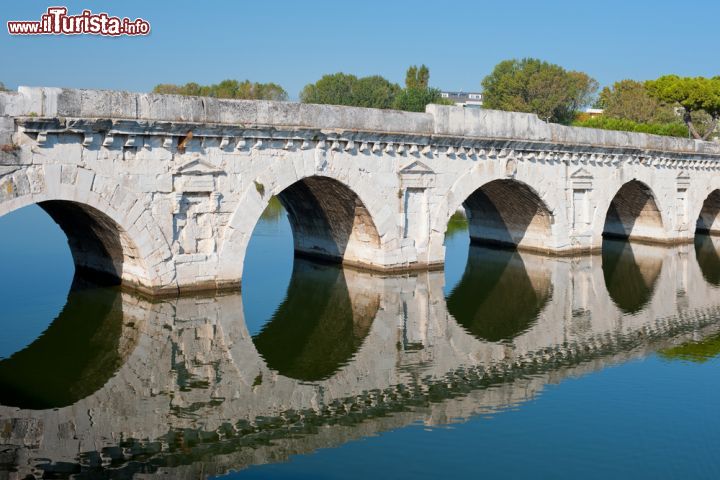 Immagine Sono circa 2.000 gli anni trascorsi dalla costruzione del Ponte di Tiberio, terminato nel 21 d.C., uno dei tesori romani della città di Rimini - © SergiyN / Shutterstock.com
