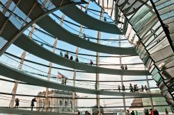 Particolare del capolavoro di Norman Foster: la cupla del Reichstag è una delle architetture più moderne e spettacolari della Germania - © Eddy Galeotti / Shutterstock.com ...