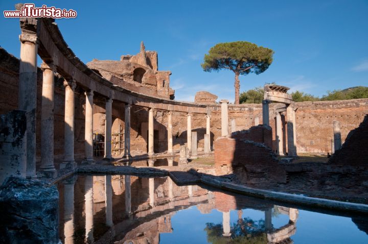 Immagine Il Teatro marittimo di Villa Adriana, il parco archeologico della città satellite di Roma - © Pablo Debat / Shutterstock.com