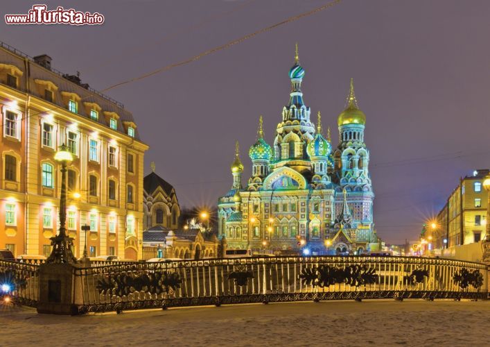 Immagine La neve e la chiesa del Sangue Versato sono due elementi caratteristici della città di San Pietroburgo, Russia. La cattedrale è uno dei maggiori punti d'interesse turistico locali - foto © Andrew Koturanov  / Shutterstock.com