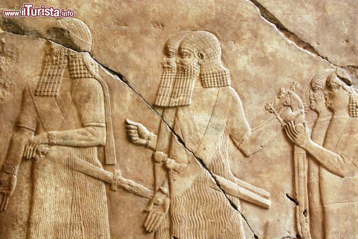 Immagine La porta di Ishtar di Babilonia al pergamon museum: particolare di una processione persiana - © meunierd/ Shutterstock.com