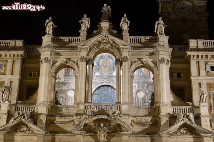 Immagine Una fotografia notturna della facciata della Chiesa di Santa Maria maggiore a Roma, una delle quattro basiliche della città capitolina - © Andrei Rybachuk / Shutterstock.com