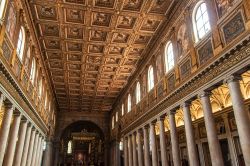 La grande navata centrale e il magnifico soffitto ...