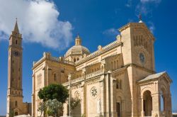 Nel santuario di Ta' Pinu a Gozo il campanile si trova a lato dell'edificio. - © snowturtle / Shutterstock.com