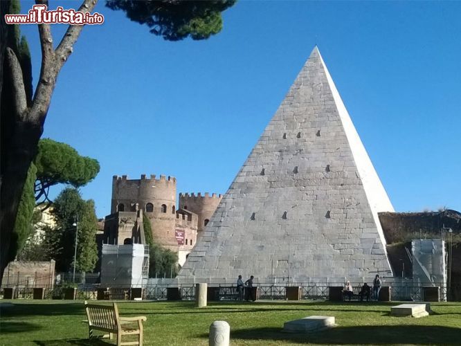Immagine La bianca Piramide Cestia vista dal Cimitero Acattolico a Roma, riportata agli antichi splendori dopo il recente restauro.  - © Associazione Cultura L'Asino d'Oro