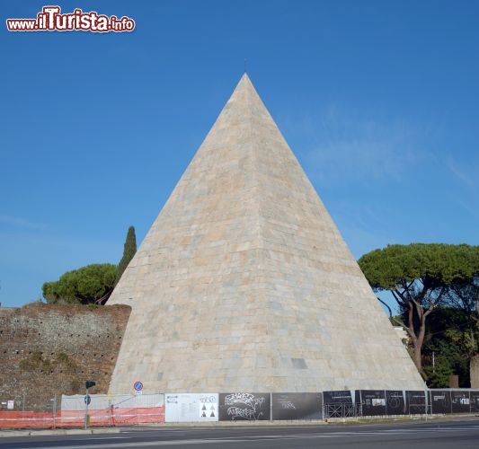 Immagine La piramide Cestia come appare oggi, ripulita grazie al restauro finanziato dal mecenate giapponese Yuzo Yagi e costato 2 milioni di euro.