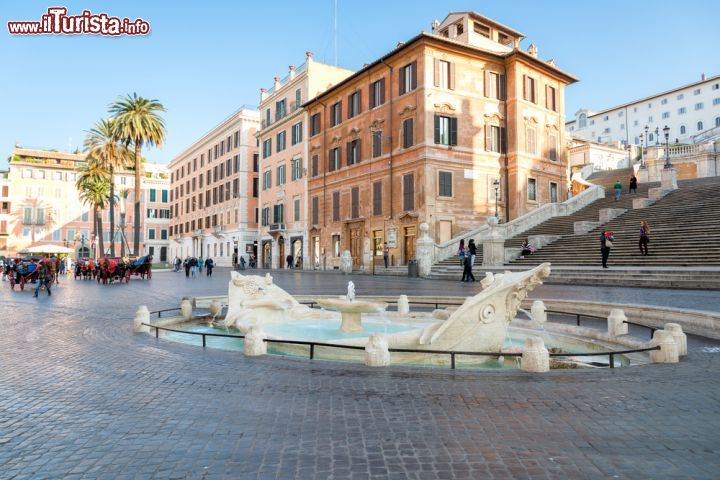 Immagine La fontana della Barcaccia in Piazza di Spagna a Roma - © Matteo Gabrieli / Shutterstock.com