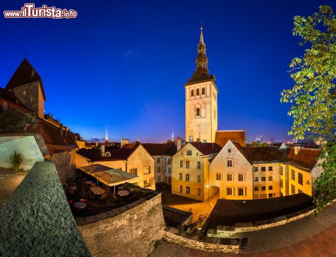 Immagine Fotografia notturna del centro di Tallin e della chiesa di San Nicola (Niculiste), oggi uno dei musei cittadini più importanti - © anshar / Shutterstock.com