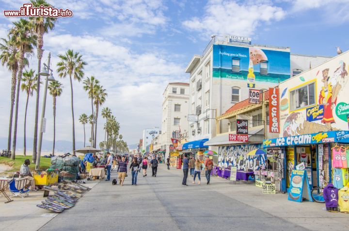 Immagine I negozi lungo l'Ocean Front Walk, il lungomare più famoso di Venice a Los Angeles - © oneinchpunch / Shutterstock.com