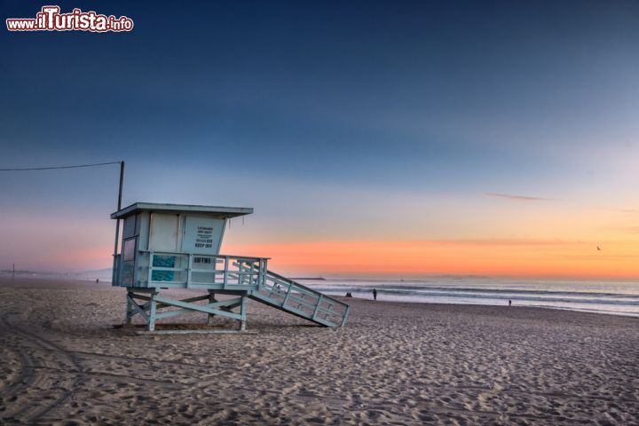 Immagine Torretta di guardia (Life Guard) al tramonto a Venice Beach (Los Angeles) - © Konstantin Sutyagin / Shutterstock.com