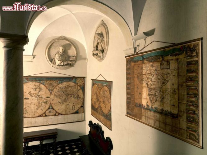 Immagine Uno scalone all'interno di Palazzo Spinola, una delle dimore storiche della Liguria