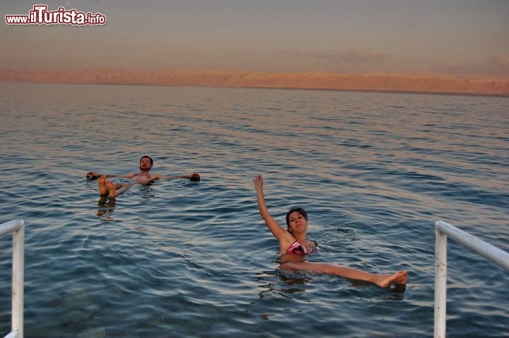 Immagine bagno all'alba sul Mar Morto