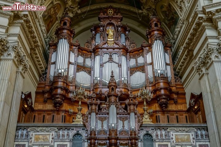 Immagine L'organo principale del Duomo di Berlino: la chiesa della capitale tedesca organizza concerti di musica sacra e corale tra i più seguiti di tutta la Germania - © Philip Bird LRPS CPAGB / Shutterstock.com