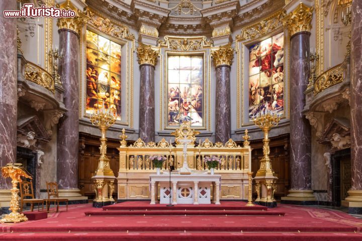 Immagine L'altare maggiore del Duomo di Berlino - © T.W. van Urk / Shutterstock.com