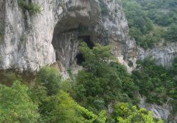 Gola di Frasassi, il paesaggio carsico vicino alle grotte di Genga - © Deborah Terrin