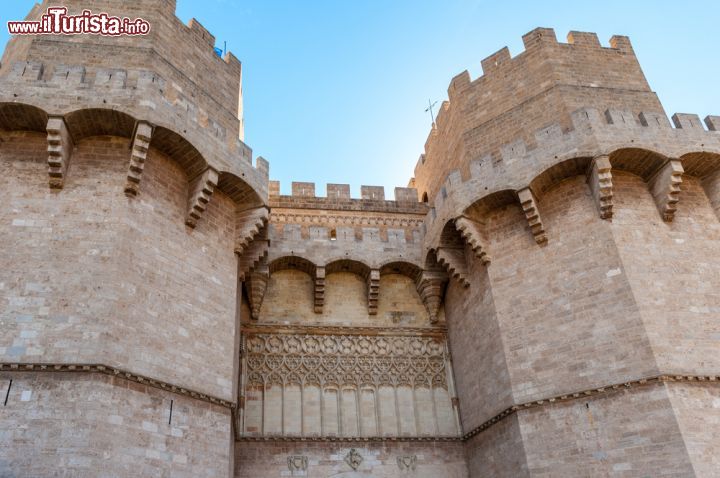 Immagine I possenti bastioni medievali in stile gotico della porta di Serrans a Valencia - © Anton_Ivanov / Shutterstock.com