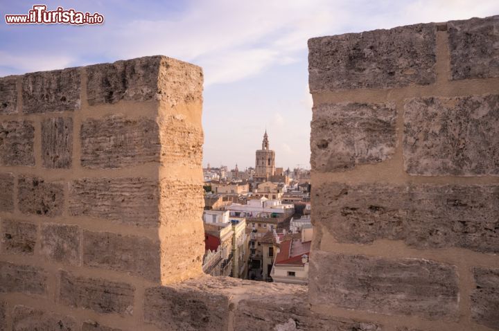Immagine Il panorama del nord del centro storico di Valencia come si ammira dalle fortificazioni medievali di Torres de Serrans - © Olaf Speier / Shutterstock.com