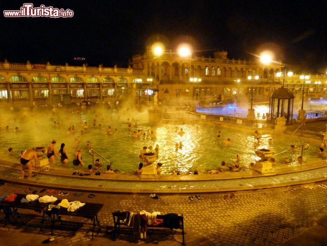 Immagine Fotografia notturna dei bagni Szechenyi di Budapest