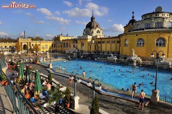 Immagine E' possibile fare il bagno all'aperto sia durante l'estate che nella stagione invernale, quando le piscinane dei bagni Szechenyi  fumano per il contrasto con l'aria fredda di Budapest - © T photography / Shutterstock.com