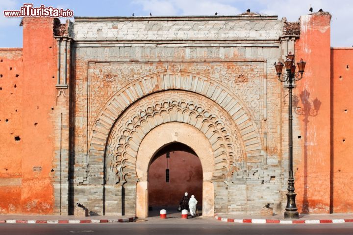 Immagine Una delle 19 porte d'ingresso alla Medina di Marrakech è quella di Bab Agnaou una delle più antiche del Marocco  - © Freeshot / Shutterstock.com