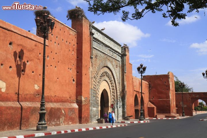 Immagine Le mura di Marrakech e la porta medievale di Bab Agnou, uno degli ingressi ovest alla Medina ed alla Kasbah della città imperiale - © Rudolf Tepfenhart/ Shutterstock.com