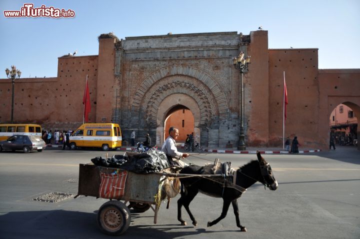 Immagine Un carretto davanti porta di Bab Agnaou ci riporta alle atmosfere medievali di Marrakech - © Philip Lange / Shutterstock.com