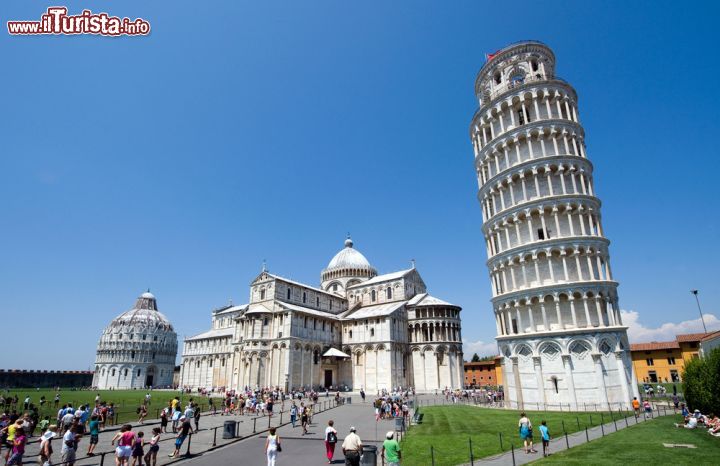 Immagine E' uno degli scenari più belli di tutta Italia: quando ci si trova a Piazza dei Miracoli a Pisa si comprende immediatamente perchè sia stata chiamata così: il suo vero nome, piazza Duomo sarebbe riduttivo, tale è la bellezza degli edifici che hanno creato un luogo oramai famoso in tutto il mondo - © Robert Hoetink / Shutterstock.com