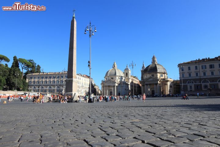 Immagine Il selciato di Piazza del Popolo, con Obelisco, chiese gemelle e Villa Borghese a sinistra - © marcovarro / Shutterstock.com