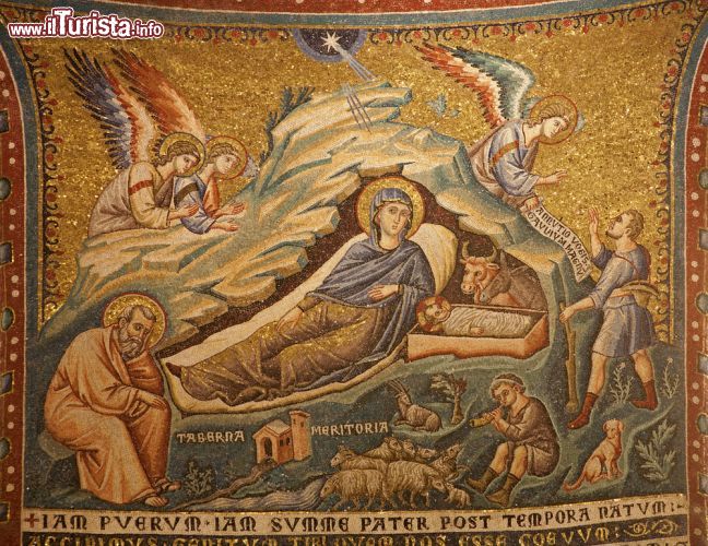 Immagine Mosaico opera di Pietro Cavallini nella chiesa di Santa Maria Trastevere Roma - © Renata Sedmakova / Shutterstock.com
