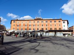 Il mercato in Piazza San Cosimato a Trastevere ...