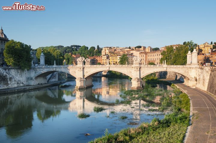 Immagine Ponte Sant'Angelo, il Tevere e le case del Rione Trastevere a Roma - © r.nagy / Shutterstock.com