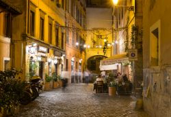 Strada rione trastevere e ristoranti Roma- © ...