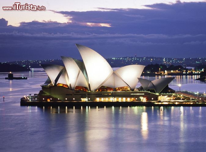 Immagine L'Opera House nella baia di Sydney, Australia - Progettato dall'architetto danese Jorn Utzon, il teatro dell'opera è una delle architetture più suggestive realizzate nel corso del XX° secolo: icona della città e dell'Australia stessa, l'Opera House, situata nella meravigliosa baia di Sydney, è dotata di un parco divertimenti e di un ampio parcheggio. La struttura venne inaugurata nel 1973 dalla regina Elisabetta II in occasione dell'esecuzione della Nona sinfonia di Beethoven. Dal 2007 è patrimonio mondiale Unesco.