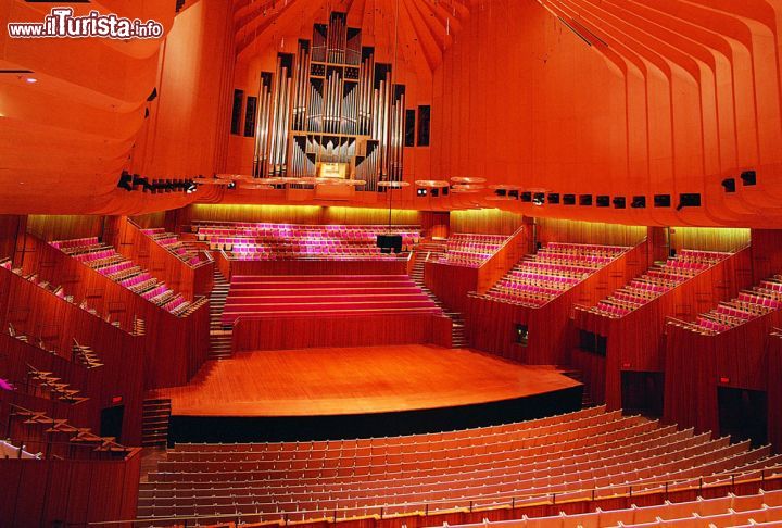 Immagine Sala concerti dell'Opera House di Sydney, Australia - Ospita ben 2.700 posti la grande sala concerti del teatro dell'opera dove si trova anche un organo a canne (ne ha circa 10.500) installato nel 1979.