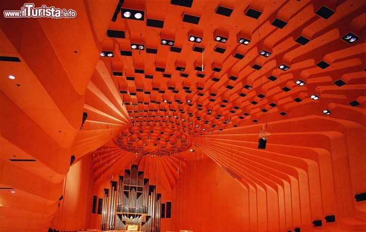 Immagine Soffitto della Concert Hall, Opera House di Sydney - Ispirata nella sua altezza ad una cattedrale, la sala principale del teatro dell'opera di Sydney ha splendidi interni in legno e un soffitto che la illumina completamente.