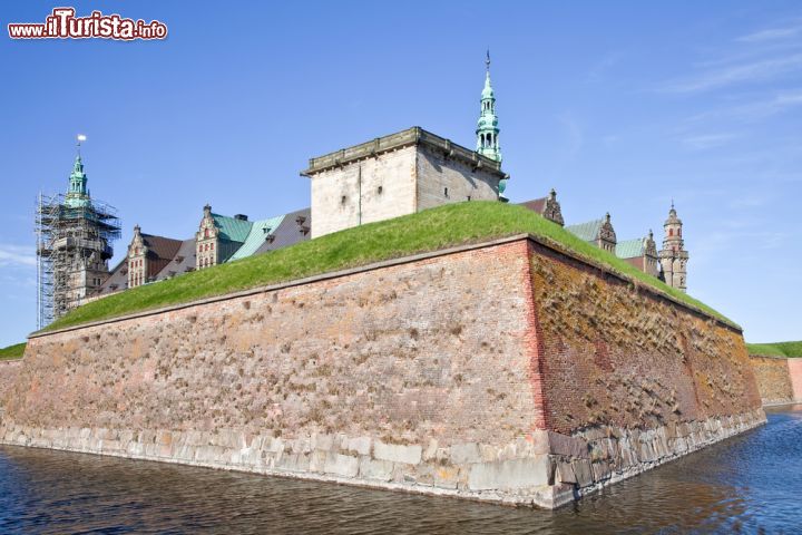 Immagine Il fossato e le mura del castello di Amleto, ovvero il forte di Kronburg a Helsingor - © ppl / Shutterstock.com