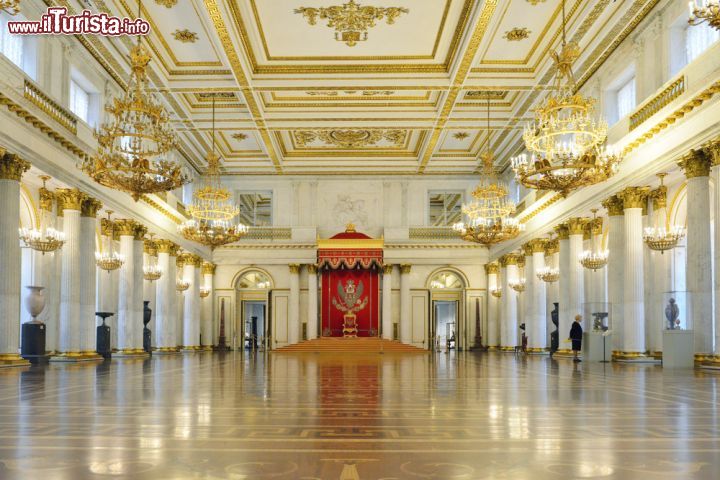 Immagine La Sala di San Giorgio nel Museo Ermitage, all'interno del Palazzo d'Inverno a San Pietroburgo (Russia) - ©Popova Valeriya / Shutterstock.com