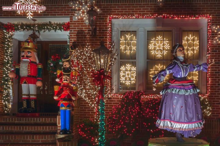 Immagine Le luminarie natalizie di una casa nel quartiere di  Dyker Heights a Brooklyn, uno dei luoghi migliori a New York City, per ammirare la tradizione del Natale americano - © Vladimir Korostyshevskiy / Shutterstock.com
