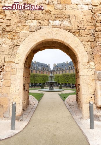 Immagine Arco di ingresso a Place des Vosges a Parigi - © Franck Boston / Shutterstock.com