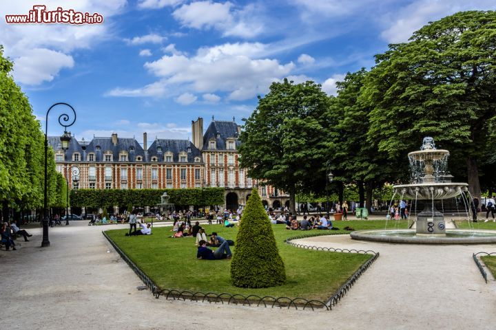 Immagine Un pomeriggio di primavera ai giardini di Place des Vosges a Parigi - © Kiev.Victor / Shutterstock.com
