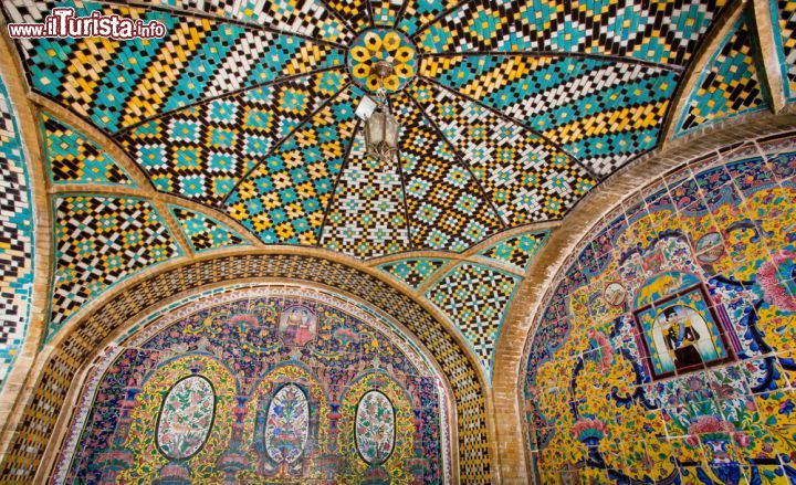 Immagine Il ricco soffitto rivestito in ceramica di uno degli edifici del Golestan Palace di Tehran - © Radiokafka / Shutterstock.com