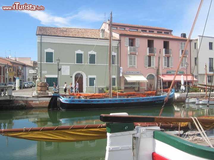 Immagine Il  porto canale di Cesenatico in Romagna: la costruzione di colore verdino al centro, a sinistra, è la Casa Museo Marini Moretti, l'abitazione del poeta e scrittore romagnolo