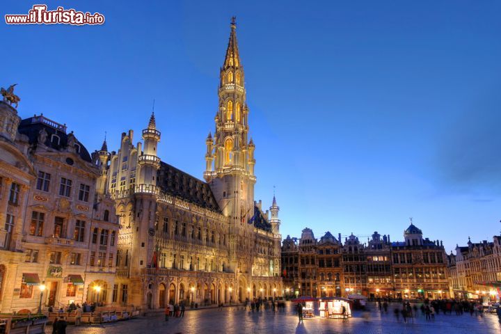 Immagine Il municipio di Bruxelles con la sua torre gotica (Stadhuis) da un tocco di verticalità alla skyline della Grand Place, il cuore della capitale del Belgio - © Mihai-Bogdan Lazar / Shutterstock.com