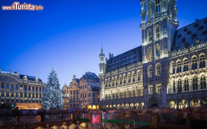 Immagine Il fascino del Natale sulla Grand Place: il simbolo di Bruxelles ospita anche i tradizionali Mercatini di Natale-  © ANADMAN BVBA / Shutterstock.com