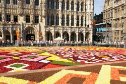 La Grand place a ferragosto con il flower carpet ammirato dai numerosi turisti - © skyfish / Shutterstock.com 